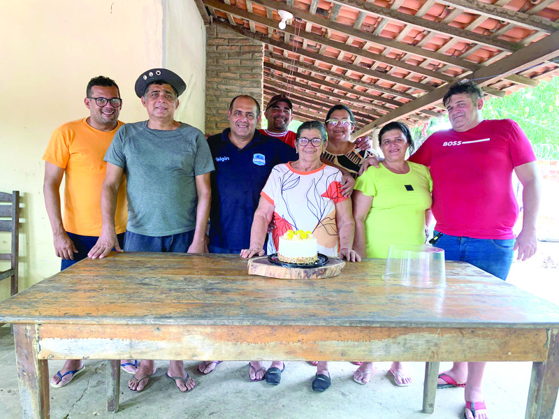 Sra. Jesus Borges (mãe do saudoso padre Chiquinho Borgres) no sábado passado, completou 73 anos e ganhou almoço festivo pela data. Na foto ladeada pelos filhos: Régis, Raimundo, João, Adalberto, Marinete, Marizete e Domingos. - (Arquivo pessoal)