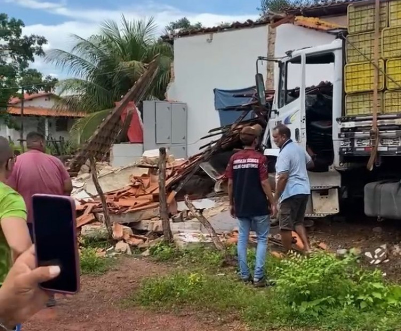 Caminhão sai da pista e colide com casa no município de Brasileira