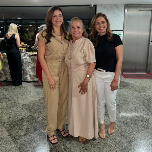 #Comemoração - Um click da querida Socorro Santos presença nos parabéns da cunhada Fernanda Chaib, que aniversariou no dia 8/9, esteve no aniversário em companhias das filhas Adalya Rodrigues e Arana Ferraz. Chics!!! - (Arquivo Pessoal)