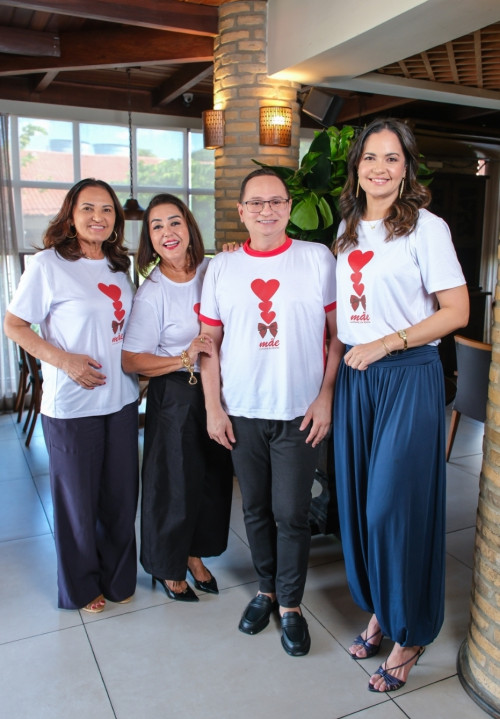 #AlmoçodasMães - Click com os queridos Izélia Moraes, Darnel Brito, Sandro Abrantes e Januária Moraes no nosso Almoço das Mães. Chics!!! - (Tibério Hélio)