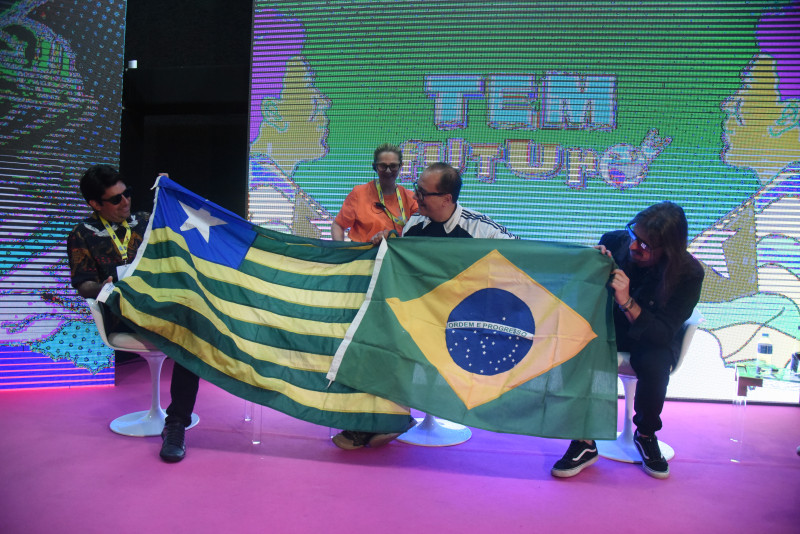 Bandeiras recebidas pelo vocalista do Biquini Cavadão - (Assis Fernandes/O Dia)