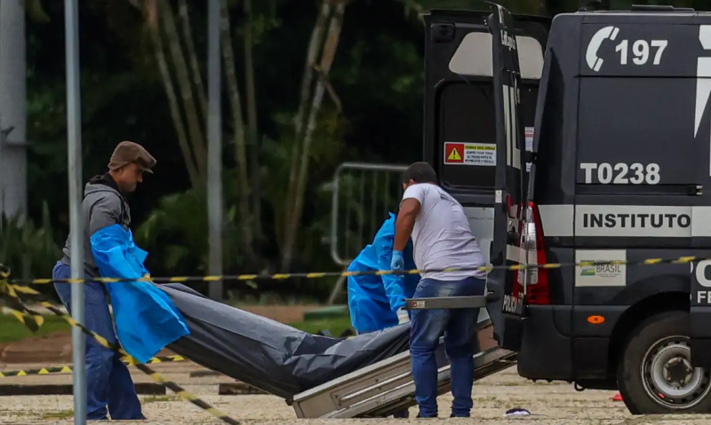 Polícia desativa explosivos e retira o corpo do autor de atentado na Praça dos Três Poderes