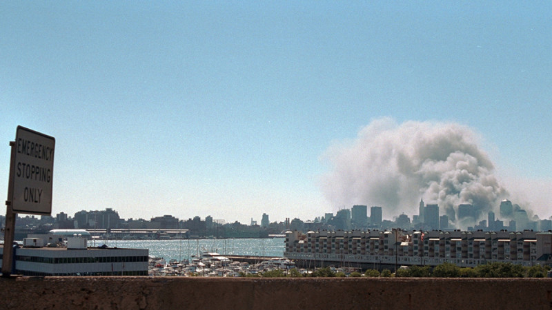 Fumaça e poeira com a queda das torres gêmeas encobriram o céu de Nova York no 11 de setembro. - (Paul Morse / Arquivo Nacional EUA)