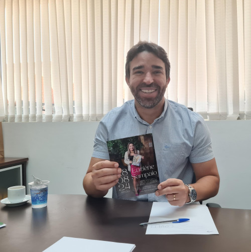 #DiadeVisita - Um click do meu querido amigo deputado Marden Menezes, que recebeu em mãos no seu Gabinete na Assembleia Legislativa do Piauí o Convite da nossa Festa de 27 Anos da LUCIENNE EM REVISTA, no dia 28/8, no Recanto das Pitangas Eventos. Chics!!! - (Lucicêne Sampaio)