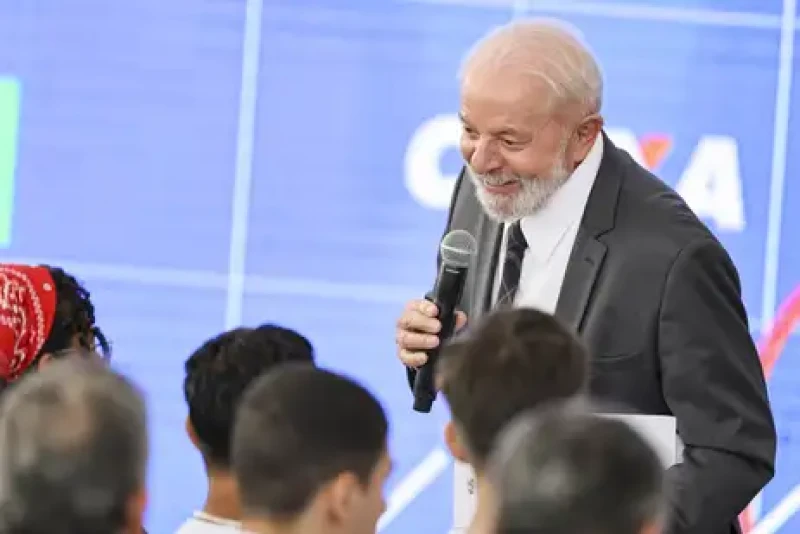 Presidente Lula participa de cerimônia para o anúncio de pagamento do Programa Pé-de-Meia  - (Marcelo Camargo/Agência Brasil)