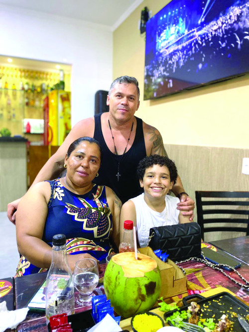 Cheff  Carlos Antônio e sua esposa Valdene Lima e o filho Guilherme, já se encontram em Brasília, após dias de férias na João Pessoa-PB e União-Pi. - (Arquivo Pessoal)