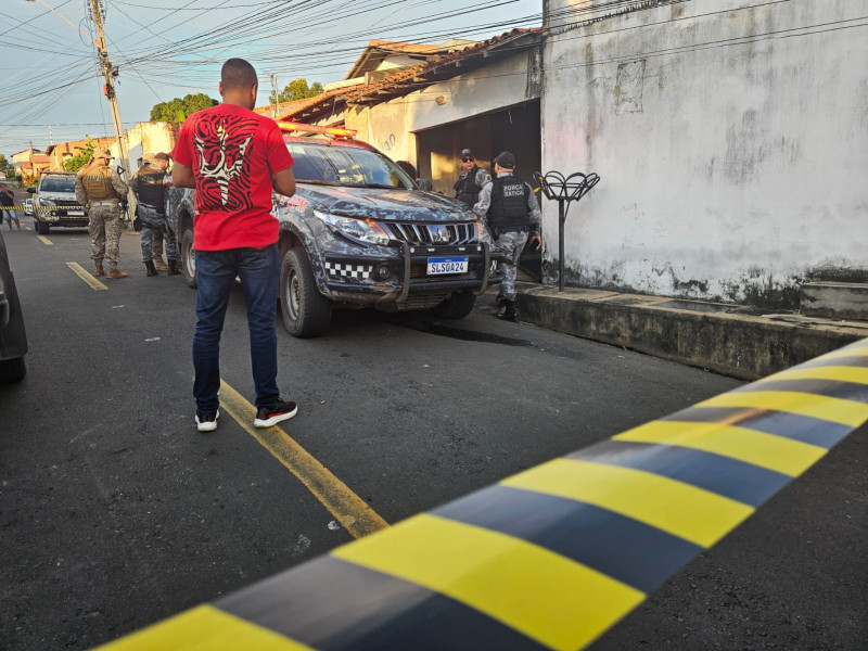 Os suspeitos derrubaram o portão da residência com um automóvel - (Jailson Soares / O Dia)