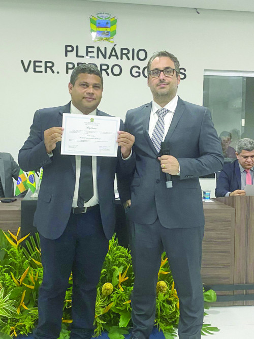 Vereador Raimundo Moraes ( recebendo diploma de vereador) das mãos  do juiz eleito eleitoral Dr. José Eduardo Couto. - (Divulgação)