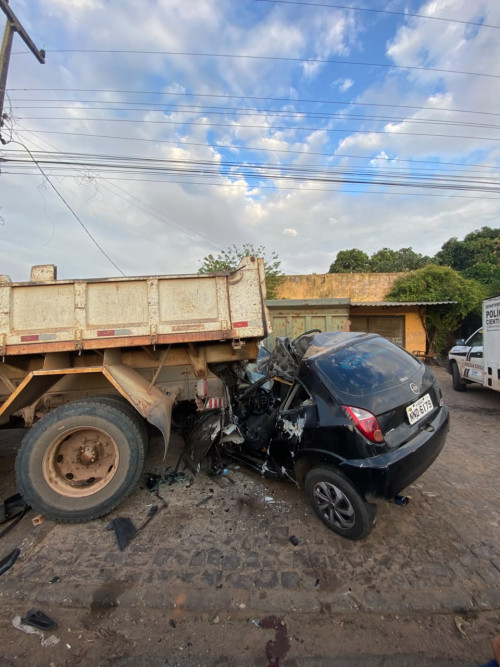 Motorista morre após colidir carro contra caçamba estacionada na BR-316, em Teresina - (Reprodução/Redes sociais)