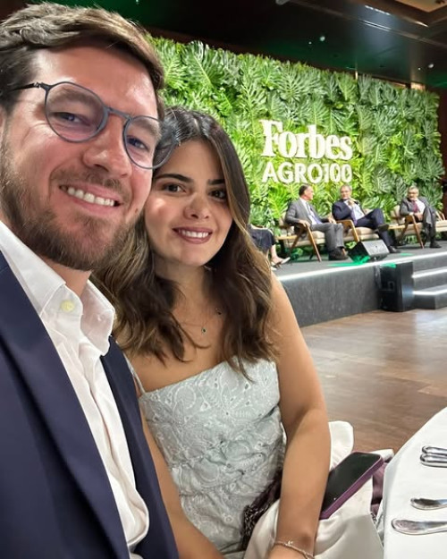 #Mãe&Filha - Um click dos queridos empresário André Bortolozzo e a médica Renata Magalhães Pinheiro Bortolozzo participaram no Rosewood em São Paulo do almoço de Abertura da Forbes Agro100. O evento reúne anualmente empresas de destaque no agronegócio brasileiro e lideranças do setor para discutir as perspectivas e expectativas para o agro, assim como temas prioritários para o futuro do setor. Chics!!! - (Arquivo Pessoal)