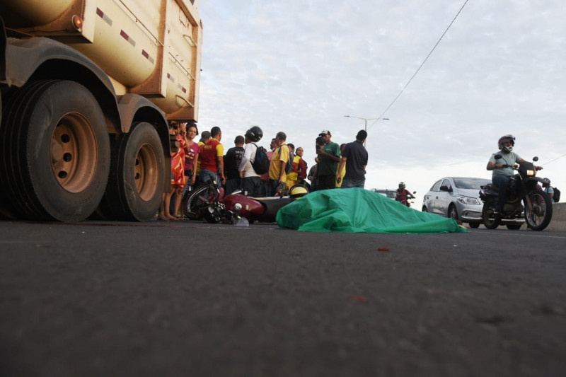 Mototaxista morre após colidir contra carreta na BR 316, em Teresina