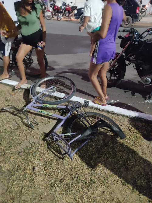 VÍDEO: Ciclista morre após ser atropelado por carro e bater cabeça no meio-fio em Parnaíba