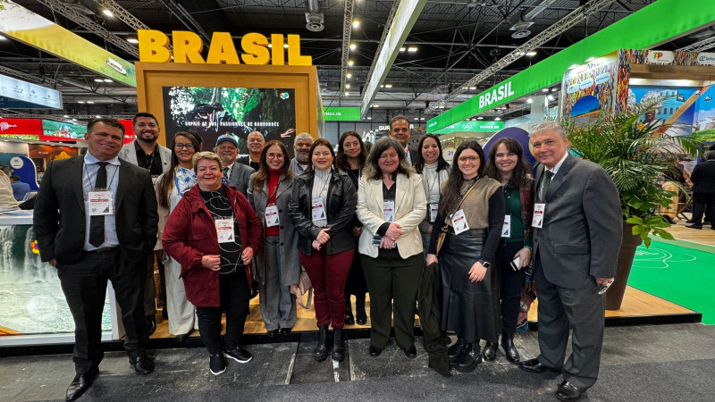 #Rota das Emoções - Apresentada na Feira Internacional de Turismo – Fitur, em Madri Sebrae articulou a participação da empresa piauiense Natur Turismo no evento A Fitur, que acontece em Madri, na Espanha, movimenta o cenário turístico global. A feira, que segue até domingo (26), conta com quase 900 expositores, de mais de 150 países. O Piauí marca presença no evento, por meio da empresa Natur Turismo, representando o trade da Rota das Emoções no Estado. O empresário Raphael, da Natur Turismo, apresentando a Rota das Emoções no encontro da TAP Linhas Aéreas, ação articulada pela Embratur Na feira – cuja expectativa de público é de 250 mil pessoas, entre profissionais de turismo e visitantes – são apresentadas marcas, novos produtos e tendências do turismo. O evento é também um espaço para fazer networking e firmar novas parcerias comerciais. “A Rota das Emoções foi escolhida como um dos produtos turísticos para integrar o programa Vitrine Visit Brasil (VVB), uma iniciativa da Embratur que busca promover experiências autênticas e sustentáveis no mercado internacional, passando a integrar o Guia Digital do programa, disponível em seis idiomas. E a participação na Fitur faz parte das ações do VVB. O foco é a promoção da rota, tanto para empresas como para o público final, ampliando a visibilidade e a comercialização das experiências turísticas desse roteiro, que inclui o Piauí”, destaca a gerente da Unidade Regional do Sebrae em Parnaíba, Isabela Ribeiro. Chics!!! - (Arquivo Pessoal)