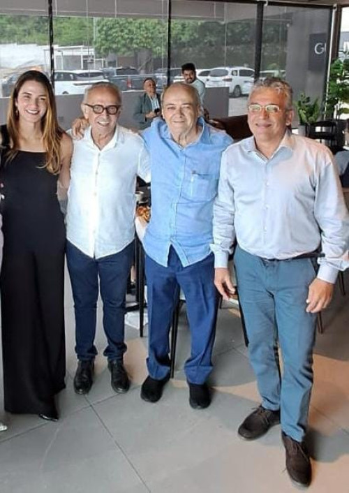 #Amigos - Um click de Michele, Presidente da Federação de Futebol da Paraiba, e Lucena, prefeito de João Pessoa, com o prefeito de Teresina - Sílvio Mendes e o advogado e escritor Nelson Nery Costa em encontro animado. Chics!!! - (Arquivo Pessoal)