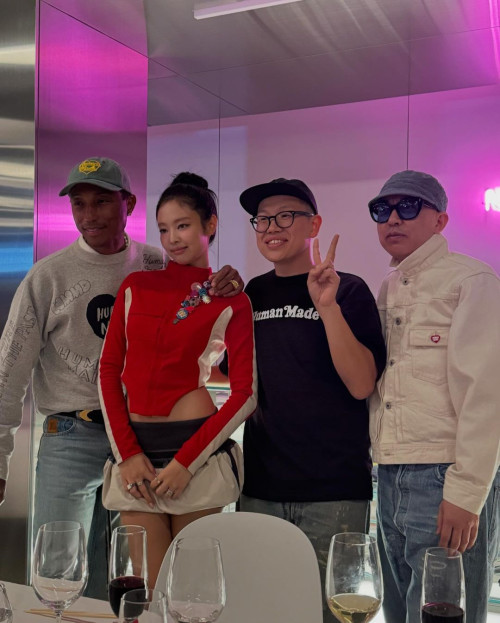 Jennie, do Blackpink, aparece deslumbrante em evento de Pharrell Williams