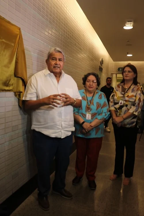 #Teresina Shopping - Recebeu através do diretor e superintendente Fernando Oliveira, um Certificado do Ministério da Saúde que declara as Salas de Apoio à Amamentação do Shopping como um local que contribui e apoia as mulheres trabalhadoras, as clientes e doadoras de leite materno que amamentam. A ação reforçou a importância da campanha “Agosto Dourado”, mês dedicado ao incentivo do aleitamento materno e também a importância do ato para o desenvolvimento do bebê. Com as salas, as mamães têm um espaço acolhedor para amamentar os seus filhos. Além disso, é possível retirar o leite materno e armazenar em local refrigerado para utilizar posteriormente ou para doação. O Espaço Família também oferece carrinho de passeio para bebês, espaço para troca de fraudas e aquecimento de mamadeira. Chics!!! - (Arquivo Pessoal)