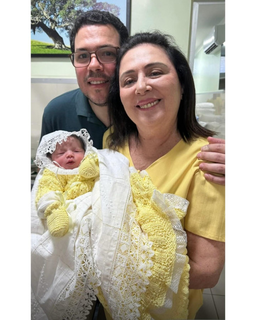 #Nasceu - Na tarde do dia 11/9, a fofinha Aurora. Filha dos queridos Luiz Orestes Santana Filho & Renata Noleto. A avó Maria Maria Eugênia Coelho feliz com a chegada da sua neta. Chics!!! - (Arquivo Pessoal)