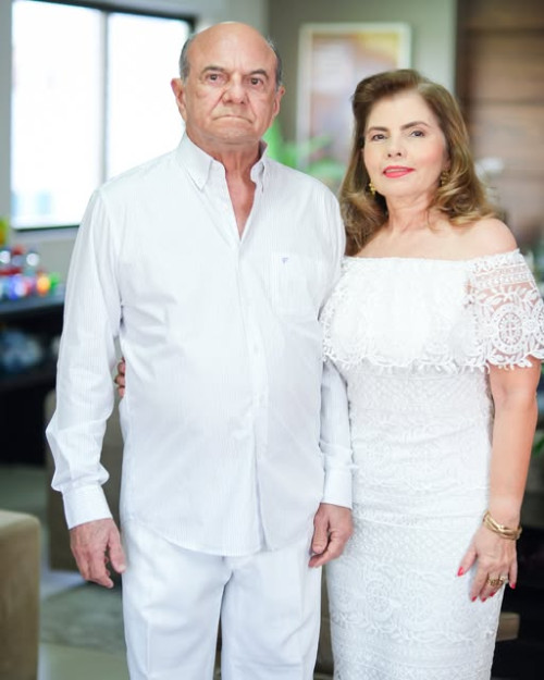 #Bodas - Um click do ex-deputado estadual e ex-conselheiro do TCE, Sabino Paulo & Losanne Soares Paulo comemoram 47 anos de casados e brindam em família. Chics!!! - (Arquivo Pessoal)