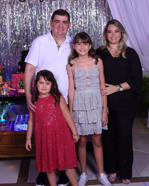 #Feliz Natal - #Aniversário - Um click dos queridos Júlio César Lima Filho & Maria Clara Napoleão, que comemoraram os 10 anos da filha Maria Júlia, e da sua irmã Maria Helena. Chics!!! Chics!!! - (Arquivo Pessoal)