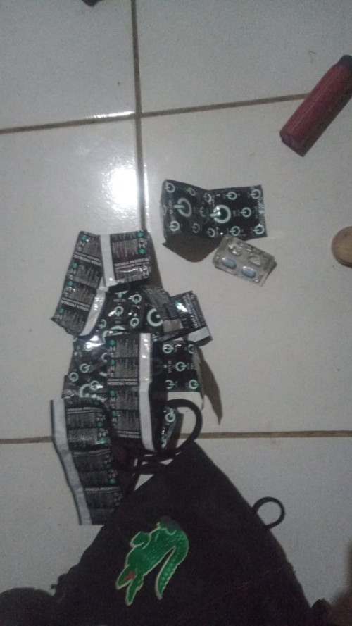 Polícia encontrou vários preservativos na casa do suspeito - (Divulgação/PMPI)