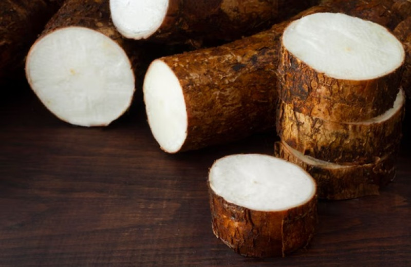Os indígenas sempre cultivavam a mandioca e ela é base da alimentação em várias regiões do país. - (Freepik)