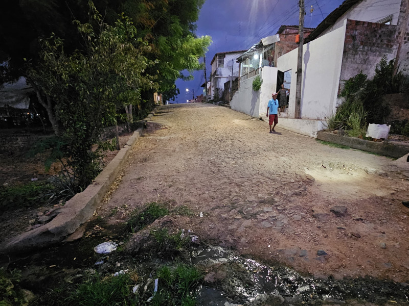 Moradores protestam pedindo conclusão de asfaltamento em rua na Vila da Paz - (Jailson Soares/O Dia)