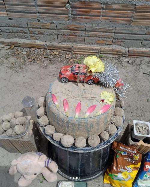 Família de bebê que comemorou aniversário com bolo de areia ganha cestas básicas - (Reprodução/Arquivo pessoal)