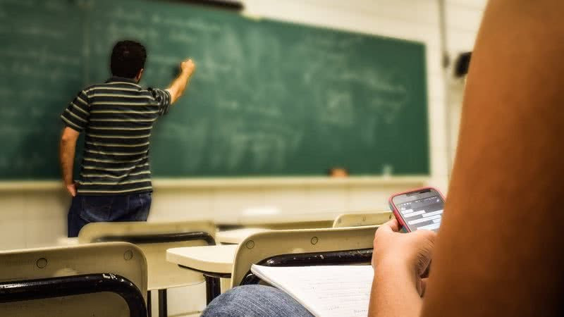 O uso do celular em sala de aula pode ser prejudicial? Especialista explica