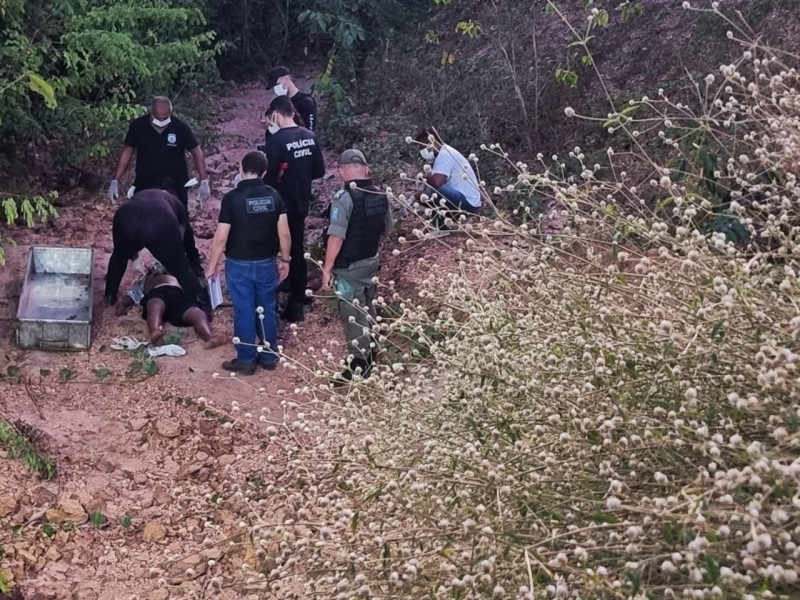 Corpo encontrado no Bairro Aroeiras  - (Jailson Soares / O Dia)