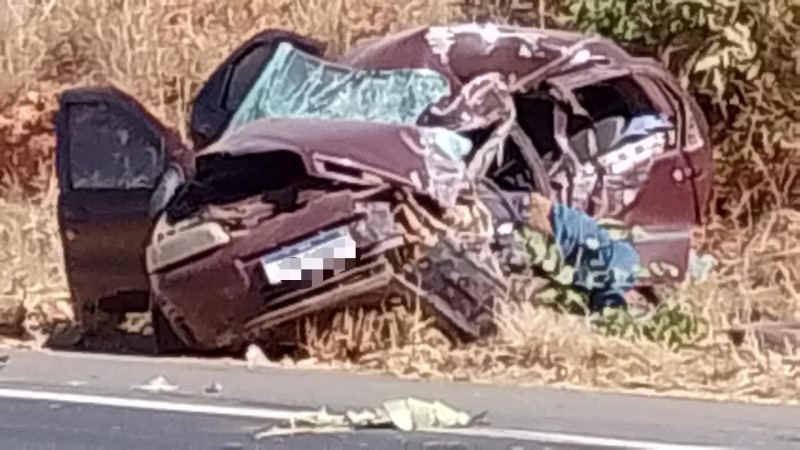 Motorista morre após carro ser atingido por carreta que fazia ultrapassagem indevida