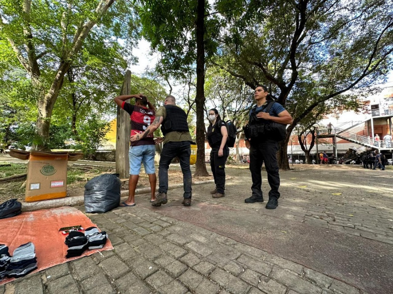 Interditados III: Polícia fecha Praça da Bandeira em operação para apreender celulares roubados