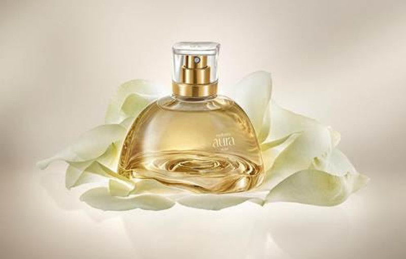 #Natura Aura - Com ingrediente inédito na perfumaria mundial, Natura lança nova marca: Natura Aura. Natura, líder em perfumaria no Brasil¹, transformou o exclusivo - e nunca antes utilizado no mercado - óleo natural da preciosa Rosa Alba de Konare, na Bulgária, em um perfume surpreendente. No entorno dos campos de rosas na Bulgária, no exclusivo terroir de Konare, estão as rosas Alba que abraçam as plantações das rosas damascena, ajudando a protegê-las com a sua poderosa presença, em uma relação perfumada de cuidado e beleza. Foi nesse ambiente que a Natura, líder absoluta em perfumaria no Brasil¹, encontrou a inspiração perfeita para criar uma nova marca de perfumaria, que traz ineditismo e modernidade na representação das potencialidades do feminino. O perfume chega ao mercado envolto de muita elegância e exuberância, com o óleo natural de uso exclusivo da Natura, nunca antes utilizado por nenhuma outra perfumaria no mundo. O terroir de Konare garante que somente o solo e o clima dessa região produzam a Rosa Alba: uma rosa branca com perfume potente e único. Por trás da criação, estão Veronica Kato, perfumista exclusiva in house da Natura, em parceria com o renomado perfumista francês Jean Christophe Herault, da IFF (International Flavors and Fragrances), responsável por fragrâncias memoráveis da perfumaria mundial. Todo esse encanto olfativo se traduz na combinação do puro óleo da rosa Alba de Konare, na Bulgária, com a cremosidade da flor do mel, as notas suculentas de lichia e o conforto do sândalo e do patchouli, que dão origem a um eau de parfum elegante e feminino — uma releitura moderna do clássico caminho floral. O resultado é uma perfumação potente, que dura o dia inteiro, com alta fixação e uma explosão de perfume. Com um design sofisticado e orgânico, o frasco traduz nos detalhes do seu fundo camadas que simbolizam essa rosa, flor majestosa e icônica. Para Tatiana Ponce, vice-presidente de marketing e líder de pesquisa e desenvolvimento da Natura e Avon, a liderança absoluta da perfumaria Natura no mercado é resultado do investimento em tecnologia, inovação e pesquisa, que, além de consolidar ainda mais seu vanguardismo, dá luz a produtos exclusivos e de alta qualidade aos seus consumidores. “O que podemos dizer é que a Natura se mantém em um caminho de sofisticação e qualidade importantes, garantindo diferenciação ao utilizar o melhor dos ingredientes que temos no Brasil, mas também explorando a inovação e a exclusividade do mercado internacional. Dessa forma, tangibilizamos nossa criatividade em perfumes incríveis e que ganham destaque entre o público, como já tem sido com Natura Aura Alba”, ressalta. “Essa fragrância tem uma composição única, muito exclusiva, que ao mesmo tempo em que traz leveza, pureza e frescor, também expressa potência e elegância, um contraste muito rico que está presente em cada nota. É uma composição que traz, logo na saída, um toque frutado e tem em seu corpo um floral bem opulento e envolvente”, comenta Verônica Kato, perfumista exclusiva in house da Natura. Com valor de R$324, Natura Aura Alba estará disponível em todos os canais de venda da Natura, incluindo Consultoras de Beleza, e-commerce, lojas físicas e franquias. Mais sobre a fragrância: Eau de Parfum Natura Aura Alba (75ml) – R$ 324,00. Surpreenda-se com o eau de parfum, com o inédito e exclusivo óleo natural da preciosa Rosa Alba de Konare, na Bulgária, combinado com a cremosidade da flor do mel, as notas suculentas da lichia e o conforto do sândalo e do patchouli. Um perfume floral, elegante, moderno e potente. Fonte: Kantar, Divisão Worldpanel | Painel de Consumidores | Total Brasil l  Chics!!!                                             - (Arquivo Pessoal)
