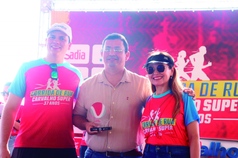 Representante comercial do Piauí, Zé Wilson Barros(centro) em nome da Friato recebeu o Troféu Super Parceiro 2023 do Grupo Vanguarda/ Carvalho Super. - (Arquivo Pessoal)