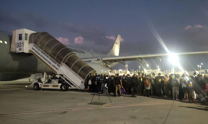 Primeiro avião com brasileiros em Israel chega ao Brasil; piauienses estavam no voo