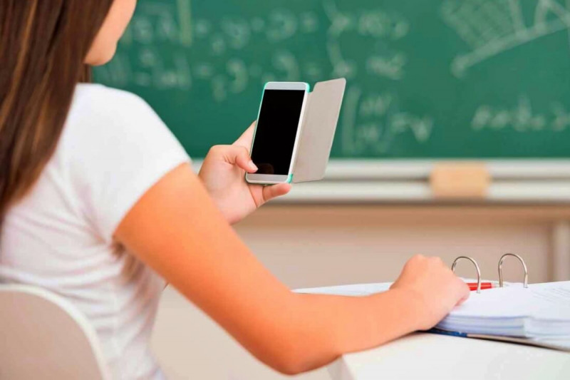 Teresina proíbe uso de celular em sala de aula desde 2007