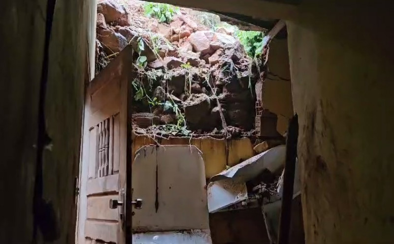 Em Picos, casas são parcialmente destruídas por deslizamento de terra