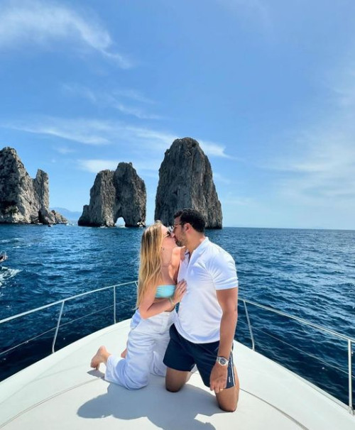 #Viagem - Um click dos queridos João Eduardo Castro & Yrla Resende Castro na Ilha de Capri em clima de muito amor. Chics!!! - (Divulgação)