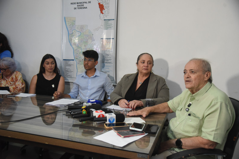 Em coletiva, gestão municipal informou que apenas profissionais da saúde tiveram reações adversas leves.  - (Assis Fernandes / O Dia)