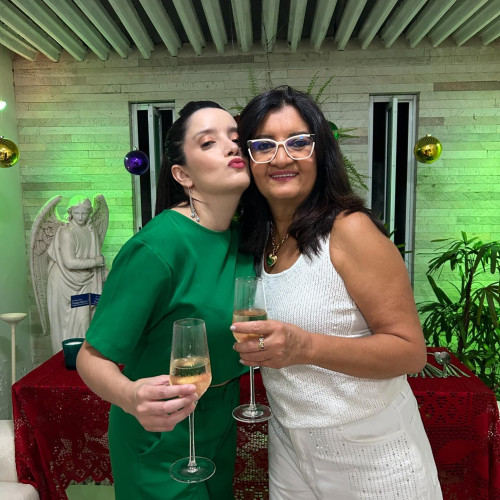 #Parabéns para a querida Isadora Galvão (13/9)!!! Um click da aniversariante com a mãe Lourdes Batista. Chics!!! - (Arquivo Pessoal)