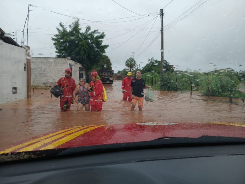 Picos: mulher em trabalho de parto e bebê são resgatados durante a chuva