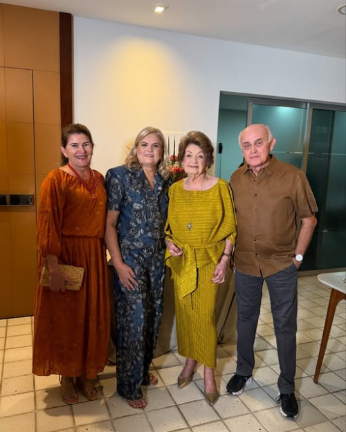 Parabéns para a querida Conceição Maria Freitas Tapety (99 anos)!!! Comemorou a data com elegância e lucidez que sempre a acompanharam ao longo da vida: destaque nos círculos sociais de Oeiras e Teresina. Atravessam gerações com graça, força e sabedoria. Matriarca de uma família tradicional, ela representa a solidez dos bons valores, a delicadeza dos bons modos e a nobreza de espírito. Um click de Maria Luiza Fortes, Mônica Tapety e Fernando Fortes  com a aniversariante Conceição Tapety. Chics!!! - (Arquivo Pessoal)