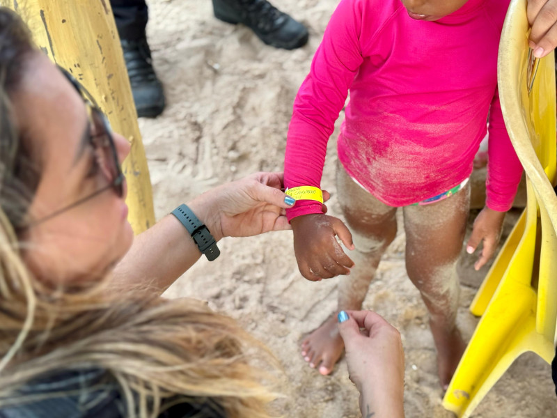 Crianças recebem pulseiras de identificação para evitar desaparecimentos no litoral do Piauí