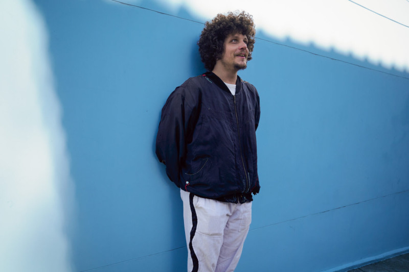 Projeto Seis e Meia encerra programação do primeiro semestre com Chico Chico no Theatro 4 de Setembro