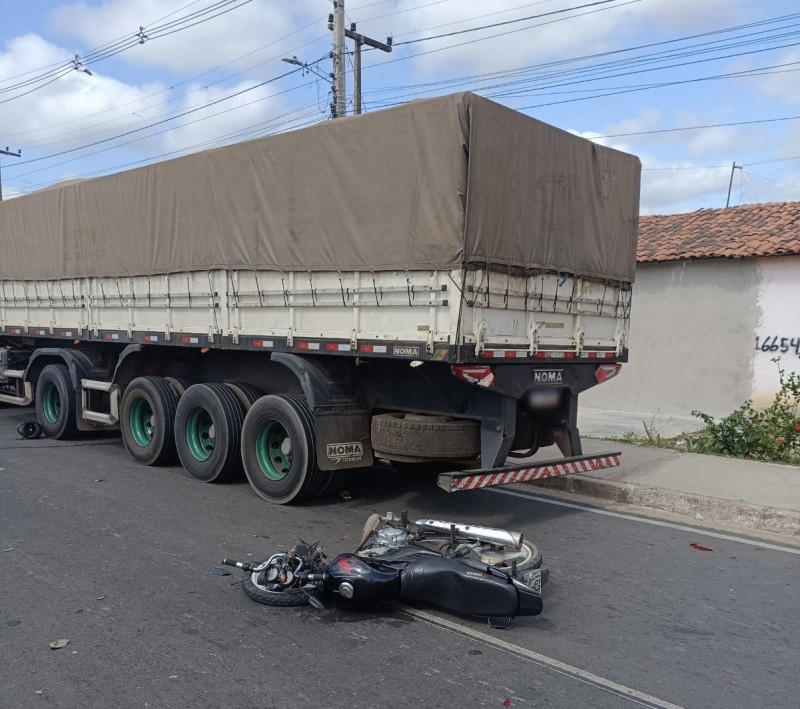 Motociclista morre ao colidir na traseira de uma carreta na BR-316