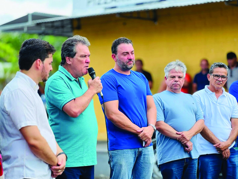 Prefeito Gustavo Medeiros no sábado recebeu 02 tratores para para fortalecer o trabalho dos pequenos produtores do município de União.