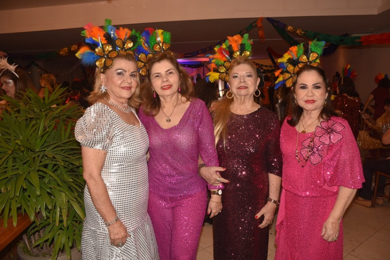 #Baile - Um click das queridas Maria Elizabeth Veras, Losanne Paulo, Solange Silveira e Valdenê Albino, em Carnaval animado. Chics!!! - (Magal Santos)