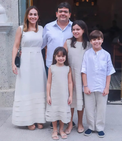 Parabéns para o governador do Estado do Piauí - Rafael Fonteles (39 Anos) comemora em família