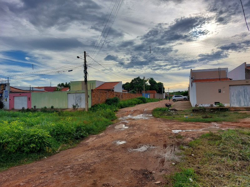 Moradores do bairro Joia, em Timon, convivem há quatro anos com buracos e lama - (Nathalia Amaral/O Dia)