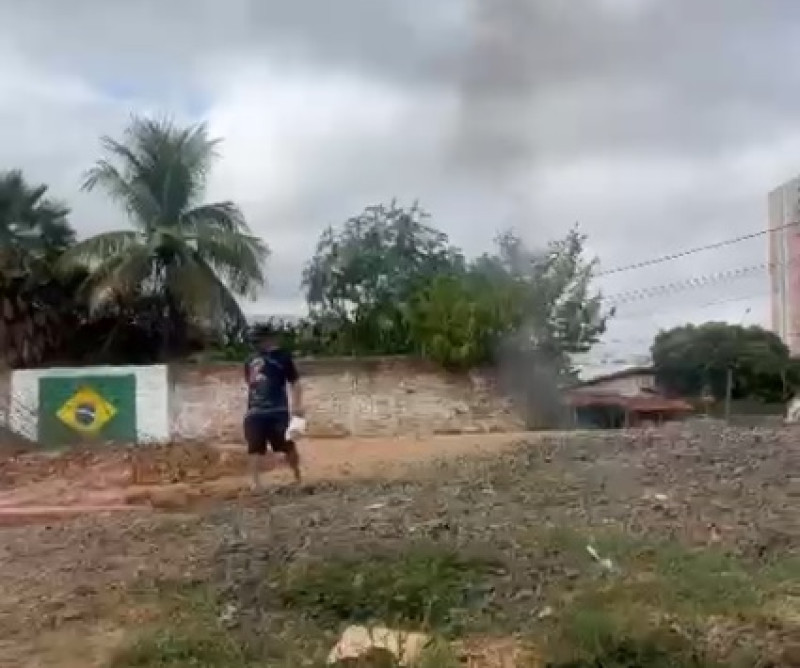 Moradores do bairro Ilhotas protestam contra fechamento de passagens de nível durante obra do metrô