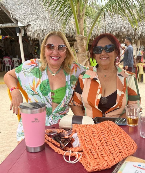 #Carnaval - Um click das queridas Lucilene Santos e Maria Brito curtiram dias de sol na Praia do Coqueiro. Chics!!! - (Luciêne Sampaio)